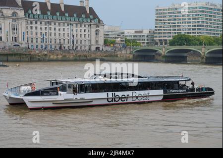 Mercury Clipper, MBNA Thames Clippers Uber Boat battello fluviale che va al molo Westminster Millennium Pier, Londra, Inghilterra, Regno Unito Foto Stock