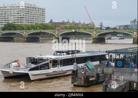 Mercury Clipper, MBNA Thames Clippers Uber Boat battello fluviale che va al molo Westminster Millennium Pier, Londra, Inghilterra, Regno Unito Foto Stock