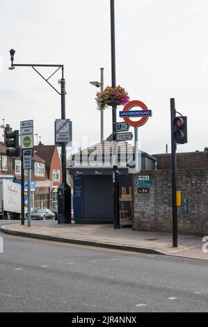 La stazione della metropolitana Northwood è un'insegna che si trova in mezzo ai cartelli stradali e ai mobili urbani. Northwood, Middlesex, Inghilterra, Regno Unito Foto Stock