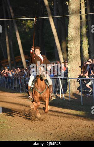 Barban, Croazia, 22 agosto 2022. Un cavaliere Petar Bencic si carica con una lancia durante la corsa dell'anello a Barban, Croazia, il 22 agosto 2022. La corsa dell'anello è un gioco del cavaliere in cui il cavaliere deve attraversare il percorso lungo 150 metri e con una lancia colpire l'anello costituito da due cerchi concentrici interconnessi in modo che ci siano quattro campi tra loro. Il primo record della gara sul ring risale al 1696. A quel tempo fu organizzato dalla famiglia loredana veneziana durante le fiere del villaggio di Barban in Istria, e i concorrenti erano per lo più nobili. Dopo il Foto Stock