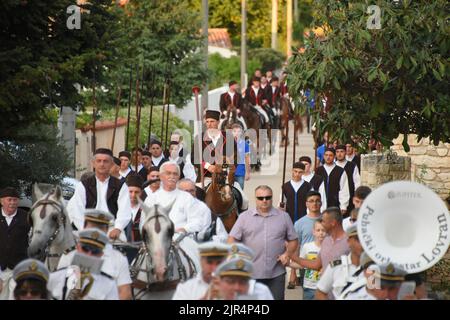 Barban, Croazia, 22 agosto 2022. Vincitore del torneo Race of the Ring, un cavaliere Petar Bencic in processione a Barban, Croazia, il 22 agosto 2022. La corsa dell'anello è un gioco del cavaliere in cui il cavaliere deve attraversare il percorso lungo 150 metri e con una lancia colpire l'anello costituito da due cerchi concentrici interconnessi in modo che ci siano quattro campi tra loro. Il primo record della gara sul ring risale al 1696. A quel tempo fu organizzato dalla famiglia loredana veneziana durante le fiere del villaggio di Barban in Istria, e i concorrenti erano per lo più nobili. Foto Stock