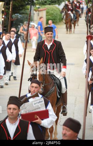 Barban, Croazia, 22 agosto 2022. Vincitore del torneo Race of the Ring, un cavaliere Petar Bencic in processione a Barban, Croazia, il 22 agosto 2022. La corsa dell'anello è un gioco del cavaliere in cui il cavaliere deve attraversare il percorso lungo 150 metri e con una lancia colpire l'anello costituito da due cerchi concentrici interconnessi in modo che ci siano quattro campi tra loro. Il primo record della gara sul ring risale al 1696. A quel tempo fu organizzato dalla famiglia loredana veneziana durante le fiere del villaggio di Barban in Istria, e i concorrenti erano per lo più nobili. Foto Stock