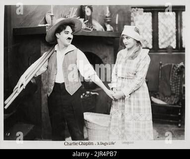 Charlie Chaplin nella scena cinematografica di A Dog's Life (Pathé picture 1920s) Foto Stock