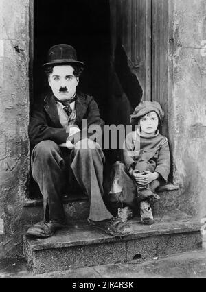 Foto pubblicitaria del film 'The Kid' di Charlie Chaplin del 1921. Nella foto sono raffigurati Charlie Chaplin (a sinistra) e Jackie Coogan (a destra). Foto Stock