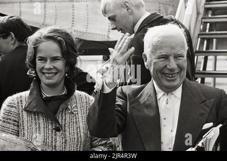 Charlie Chaplin e Oona ONEILL all'aeroporto, 23 giugno 1965 Foto Stock