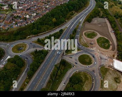 Etruira Valley link Road e Wolstanton Retail Park, dall'aria, drone aereo Foto Stock