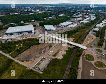 Etruira Valley link Road e Wolstanton Retail Park, dall'aria, drone aereo Foto Stock