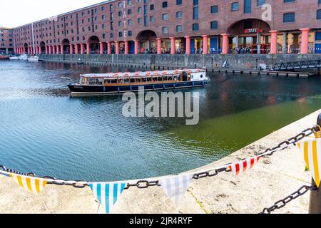 Chiatta del tour al Royal Albert Dock di Liverpool Foto Stock