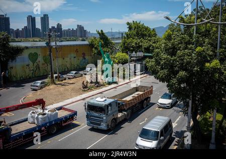 Taipei. 22nd ago, 2022. Replica della Statua della libertà a Taipei, Taiwan il 22/08/2022 i politici statunitensi annunciano ulteriori visite a Taiwan. Una visita di alto profilo di Nancy Patricia Pelosi, portavoce della Camera dei rappresentanti degli Stati Uniti, ha attirato l'ira della Cina, e un esercizio militare durante il quale l'Esercito popolare di liberazione ha sparato missili che volavano sull'isola e dormivano vicino al Giappone. Di Wiktor Dabkowski Credit: dpa/Alamy Live News Foto Stock