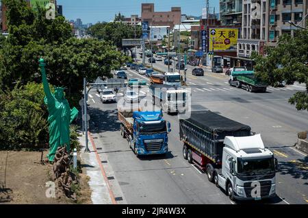 Taipei. 22nd ago, 2022. Replica della Statua della libertà a Taipei, Taiwan il 22/08/2022 i politici statunitensi annunciano ulteriori visite a Taiwan. Una visita di alto profilo di Nancy Patricia Pelosi, portavoce della Camera dei rappresentanti degli Stati Uniti, ha attirato l'ira della Cina, e un esercizio militare durante il quale l'Esercito popolare di liberazione ha sparato missili che volavano sull'isola e dormivano vicino al Giappone. Di Wiktor Dabkowski Credit: dpa/Alamy Live News Foto Stock