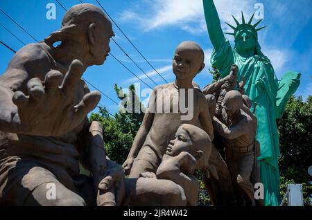 Taipei. 22nd ago, 2022. Replica della Statua della libertà a Taipei, Taiwan il 22/08/2022 i politici statunitensi annunciano ulteriori visite a Taiwan. Una visita di alto profilo di Nancy Patricia Pelosi, portavoce della Camera dei rappresentanti degli Stati Uniti, ha attirato l'ira della Cina, e un esercizio militare durante il quale l'Esercito popolare di liberazione ha sparato missili che volavano sull'isola e dormivano vicino al Giappone. Di Wiktor Dabkowski Credit: dpa/Alamy Live News Foto Stock