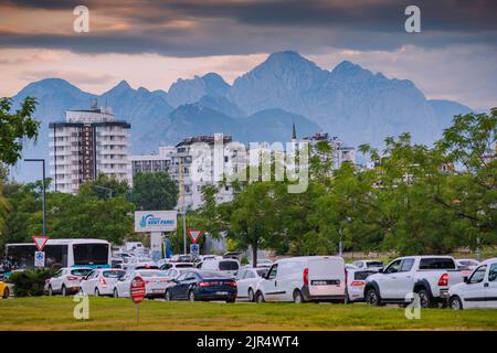 28 giugno 2022, Antalya, Turchia: Automobili in piedi in grande traffico con montagne e paesaggio urbano sullo sfondo Foto Stock
