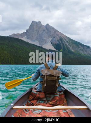 Emerald Lake in autunno al Parco Nazionale di Yoho Alberta Canada, uomini del lago Emerald Canada. Giovani con cappello in canoa al lago Foto Stock