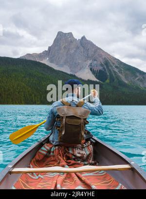 Emerald Lake in autunno al Parco Nazionale di Yoho Alberta Canada, uomini del lago Emerald Canada. Giovani con cappello in canoa al lago Foto Stock