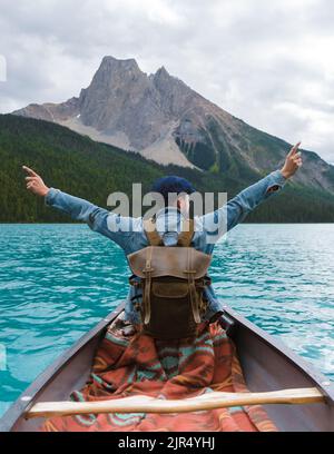 Emerald Lake in autunno al Parco Nazionale di Yoho Alberta Canada, uomini del lago Emerald Canada. Giovani con cappello in canoa al lago Foto Stock