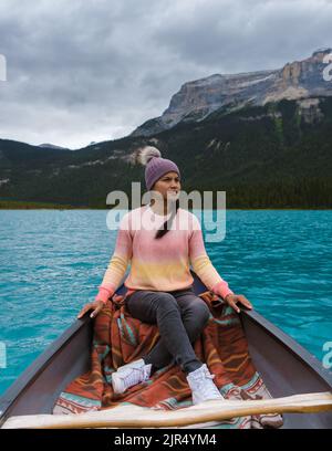 Emerald Lake in autunno al Parco Nazionale di Yoho Alberta Canada, uomini del lago Emerald Canada. Donne asiatiche in canoa al lago Foto Stock