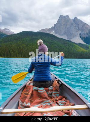 Emerald Lake in autunno al Parco Nazionale di Yoho Alberta Canada, uomini del lago Emerald Canada. Donne asiatiche in canoa al lago Foto Stock