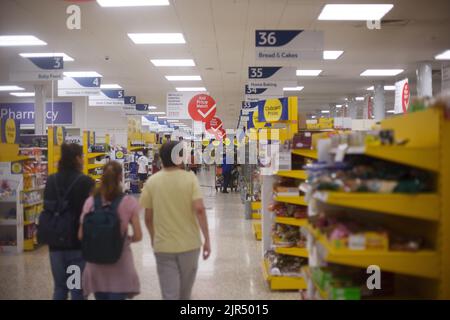 Reading, Gran Bretagna. 21st ago, 2022. La gente cammina ad un supermercato a Reading, Gran Bretagna, 21 agosto 2022. L'Indice dei prezzi al consumo (CPI) della Gran Bretagna è salito del 10,1% nei 12 mesi a luglio, il livello più alto in 40 anni, le statistiche ufficiali hanno mostrato il 17 agosto. Credit: Tim Ireland/Xinhua/Alamy Live News Foto Stock