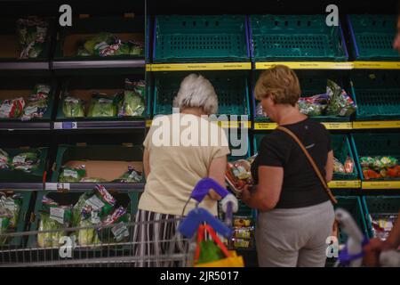 Reading, Gran Bretagna. 21st ago, 2022. La gente acquista beni a prezzo ridotto in un supermercato a Reading, Gran Bretagna, 21 agosto 2022. L'Indice dei prezzi al consumo (CPI) della Gran Bretagna è salito del 10,1% nei 12 mesi a luglio, il livello più alto in 40 anni, le statistiche ufficiali hanno mostrato il 17 agosto. Credit: Tim Ireland/Xinhua/Alamy Live News Foto Stock