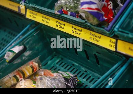 Reading, Gran Bretagna. 21st ago, 2022. Le merci a prezzi ridotti sono viste sugli scaffali in un supermercato a Reading, Gran Bretagna, 21 agosto 2022. L'Indice dei prezzi al consumo (CPI) della Gran Bretagna è salito del 10,1% nei 12 mesi a luglio, il livello più alto in 40 anni, le statistiche ufficiali hanno mostrato il 17 agosto. Credit: Tim Ireland/Xinhua/Alamy Live News Foto Stock