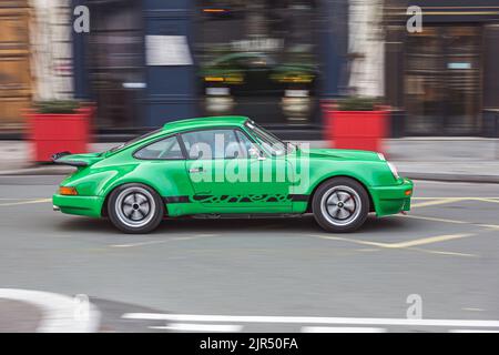 Una moderna Porsche 911 verde Germania auto sportiva in strada Foto Stock