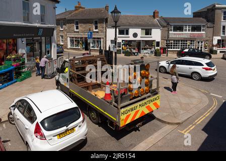 St Just, Cornovaglia, Inghilterra, Regno Unito. 2022. Panoramica di un camion aperto di manutenzione autostradale parcheggiato in un layby, centro città St Just, Cornwall, Regno Unito. Foto Stock