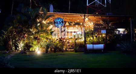 Un Phat Noodle Thai Restaurant in Costa Rica di notte con bella illuminazione Foto Stock