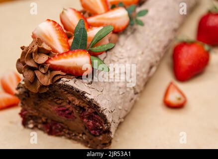 Pavlova dessert estivo con crema morbida decorata con fragole. Foto Stock