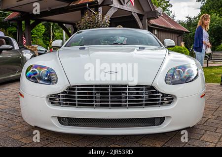 Highlands, NC - 10 giugno 2022 N420: Vista frontale in basso di una Aston Martin V8 Vantage 2011 Hardtop Coupe in occasione di una fiera automobilistica locale. Foto Stock