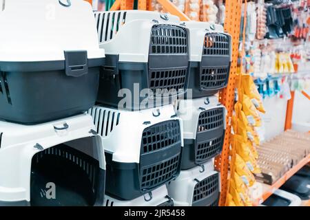 Portapacchi in plastica per cani o gatti in vendita in negozio di animali domestici. Foto Stock