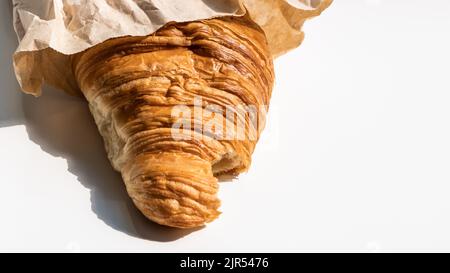 Gustosi croissant nel pacchetto marrone artigianale, concetto di cibo spazzatura Foto Stock