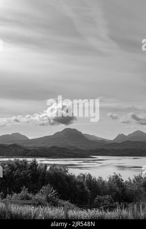 Paesaggio bianco e nero sulla costa occidentale della Scozia Foto Stock