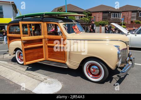 Un carro Plymouth Deluxe 'Woody' del 1941 con tavole da surf sul portapacchi Foto Stock