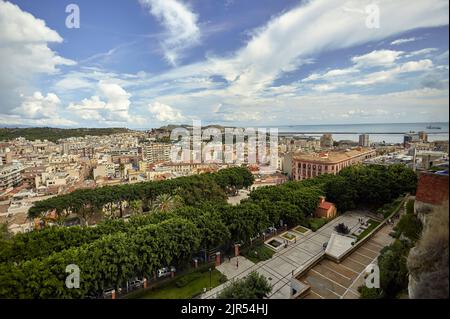 La zona del porto della città di Cagliari preso dalla parte superiore dove è chiaramente visibile tutta la sua struttura storica. Foto Stock