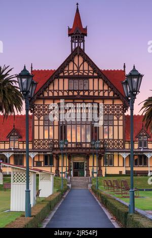 Il Museo Rotorua, Rotorua, Nuova Zelanda, al tramonto. Il museo è ospitato nello storico edificio del bagno del 1908 Foto Stock