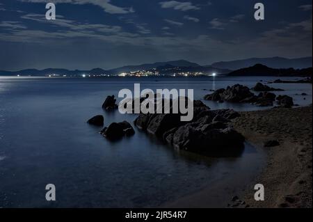 Splendida vista a sud della spiaggia sarda durante una notte di luna piena. Foto Stock