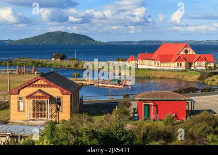 Lo storico villaggio Maori di Ohinemutu sulle rive del lago Rotorua, Rotorua, Nuova Zelanda. Sulla destra si trova la sala della comunità di St. Faith Foto Stock