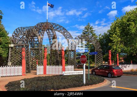 L'entrata ai Giardini governativi, un parco a Rotorua, Nuova Zelanda. Il 'Arco del Principe' fu costruito per commemorare una visita regale nel 1901 Foto Stock