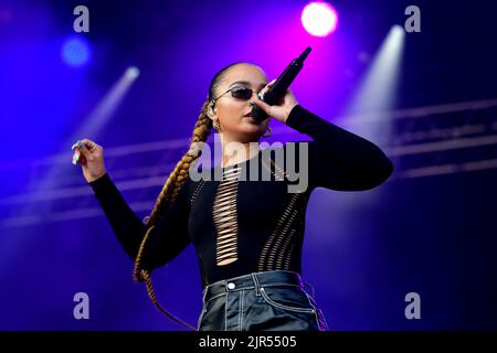 Ella Eyre, che si esibisce dal vivo al festival di musica dal vivo di Hardwick domenica 21st agosto 2022, Inghilterra, Regno Unito Foto Stock