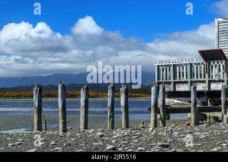 Il vecchio edificio del molo presso la Laguna di Okarito sulla Costa Occidentale dell'Isola Sud della Nuova Zelanda. Sullo sfondo sono le Alpi meridionali Foto Stock