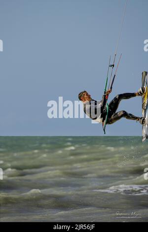 Kite surfeur dans la houle sur la plage d'Onival, mer formée et vent en baie de Somme. Foto Stock
