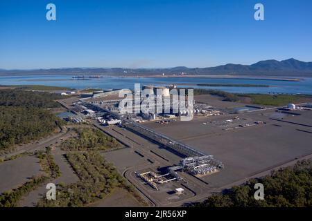 Vista aerea di uno stabilimento industriale sulla costa con cieli limpidi e acque calme. Antenna del Terminal 1 APLNG CESI Curtis Island Queensland Australia Foto Stock