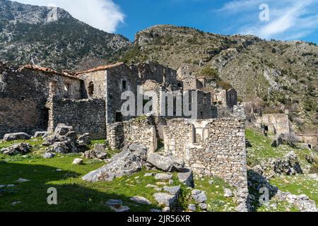 Il villaggio di Polyaravos, situato ad un'altitudine di 840 metri sul Monte Zizali nella catena montuosa del Taygetus. Lakonia, Peloponneso, Grecia. Uno di Foto Stock