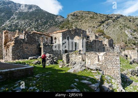 Il villaggio di Polyaravos, situato ad un'altitudine di 840 metri sul Monte Zizali nella catena montuosa del Taygetus. Lakonia, Peloponneso, Grecia. Uno di Foto Stock