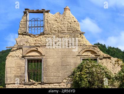 Una casa in rovina di mattoni di fango costruzione nel, semi abbandonato, villaggio di Antartiko, Prespes comune, Florina, Macedonia. Grecia. Il villaggio Foto Stock