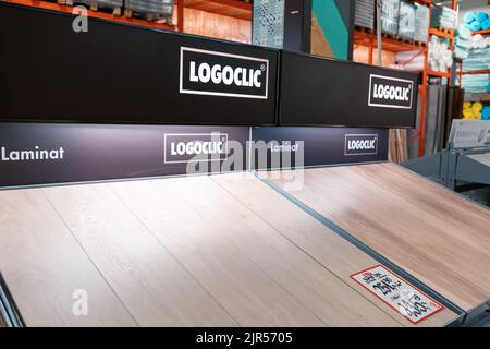 27 giugno 2022, Antalya, Turchia: Pavimento laminato a marchio Logoclic con struttura in legno in vendita nel reparto di ristrutturazione del negozio Foto Stock