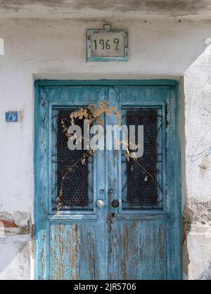 Porta con data ad una casa nel, semi abbandonato, villaggio di Antartiko, comune di Prespes, Florina, Macedonia. Grecia. Il villaggio ha sofferto Foto Stock