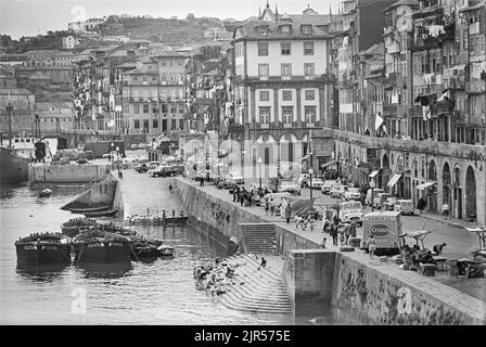 PORTOGALLO - PORTO - 1970. Guardando lungo il Cais da Ribeira e il fiume Douro lungomare nel quartiere Ribeira di Porto, Portogallo settentrionale. Copyr Foto Stock