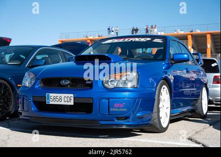 Un Subaru Impreza blu di seconda generazione preparato per tutti i terreni rally raid Foto Stock