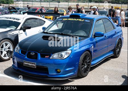 Un Subaru Impreza blu Hawkeye di seconda generazione con cappuccio nero Foto Stock